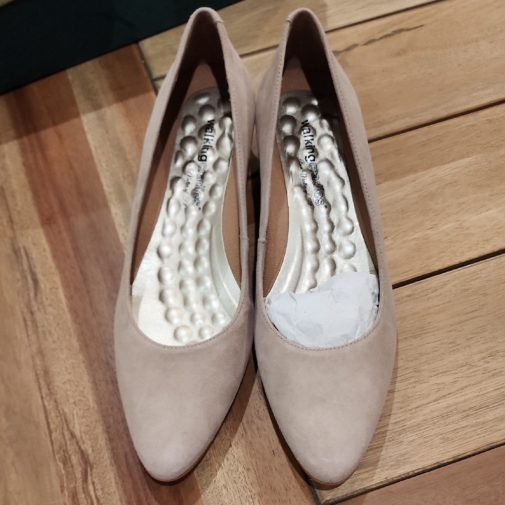 Walking Cradles Cream Heels Comfortable Stylish Design. Size 11slim